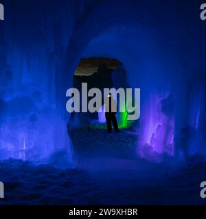 Le château de glace à Cripple Creek Colorado. Des tonnes de glace et de lumières colorées dans le château de glace. Il y a des toboggans pour adultes et enfants. Il y a des tunnels Banque D'Images