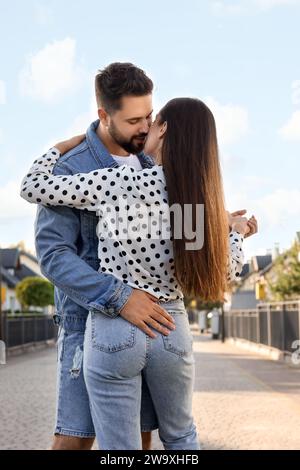 Jeune couple dansant en plein air par jour ensoleillé Banque D'Images