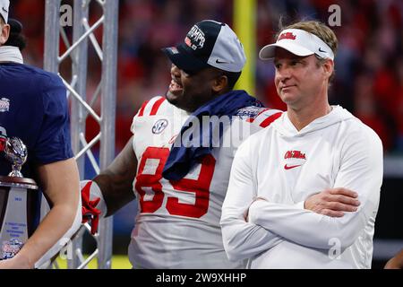 Atlanta, Géorgie. 30 décembre 2023. L'entraîneur-chef d'OLE Miss, Lane Kiffin, attend le trophée Chick-fil-A Peach Bowl au Mercedes-Benz Stadium d'Atlanta, en Géorgie. OLE Miss bat Penn State, 38-25. Cecil Copeland/CSM/Alamy Live News Banque D'Images