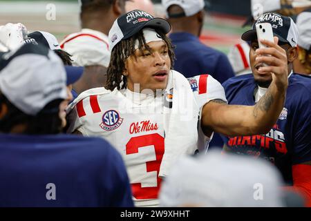 Atlanta, Géorgie. 30 décembre 2023. Daijahn Anthony d'Ole Miss prend ses propres photos après le Chick-fil-A Peach Bowl au Mercedes-Benz Stadium d'Atlanta, en Géorgie. OLE Miss bat Penn State, 38-25. Cecil Copeland/CSM/Alamy Live News Banque D'Images