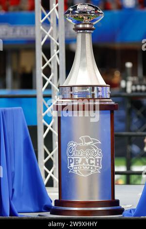 Atlanta, Géorgie. 30 décembre 2023. Trophée des vainqueurs du Chick-fil-A Peach Bowl au Mercedes-Benz Stadium d'Atlanta, en Géorgie. OLE Miss bat Penn State, 38-25. Cecil Copeland/CSM/Alamy Live News Banque D'Images