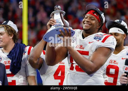 Atlanta, Géorgie. 30 décembre 2023. Jared Ivey d'Ole Miss est nommé joueur défensif du match au Chick-fil-A Peach Bowl au Mercedes-Benz Stadium d'Atlanta, en Géorgie. OLE Miss bat Penn State, 38-25. Cecil Copeland/CSM/Alamy Live News Banque D'Images