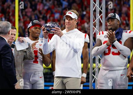 Atlanta, Géorgie. 30 décembre 2023. Lane Kiffin, entraîneur-chef d'OLE Miss, détient le trophée Chick-fil-A Peach Bowl au Mercedes-Benz Stadium d'Atlanta, en Géorgie. OLE Miss bat Penn State, 38-25. Cecil Copeland/CSM/Alamy Live News Banque D'Images