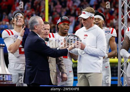 Atlanta, Géorgie. 30 décembre 2023. Lane Kiffin, entraîneur-chef d'OLE Miss, reçoit le trophée Chick-fil-A Peach Bowl au Mercedes-Benz Stadium d'Atlanta, en Géorgie. OLE Miss bat Penn State, 38-25. Cecil Copeland/CSM/Alamy Live News Banque D'Images