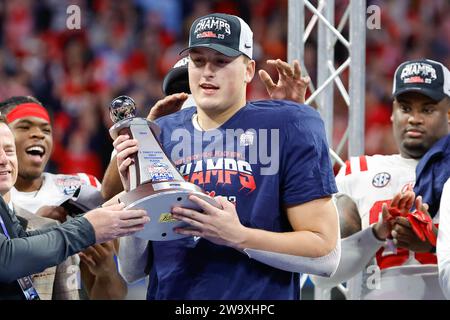 Atlanta, Géorgie. 30 décembre 2023. Caden Prieskorn de Ole Miss est nommé joueur offensif du match au Chick-fil-A Peach Bowl au Mercedes-Benz Stadium à Atlanta, en Géorgie. OLE Miss bat Penn State, 38-25. Cecil Copeland/CSM/Alamy Live News Banque D'Images