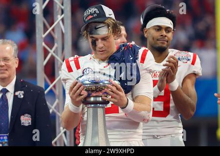 Atlanta, Géorgie. 30 décembre 2023. Jaxson Dart d'Ole Miss détient le trophée Chick-fil-A Peach Bowl au Mercedes-Benz Stadium d'Atlanta, en Géorgie. OLE Miss bat Penn State, 38-25. Cecil Copeland/CSM/Alamy Live News Banque D'Images