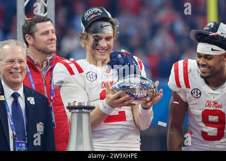 Atlanta, Géorgie. 30 décembre 2023. Jaxson Dart d'Ole Miss détient le trophée Chick-fil-A Peach Bowl au Mercedes-Benz Stadium d'Atlanta, en Géorgie. OLE Miss bat Penn State, 38-25. Cecil Copeland/CSM/Alamy Live News Banque D'Images