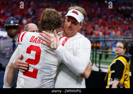 Atlanta, Géorgie. 30 décembre 2023. Lane Kiffin, entraîneur-chef d'OLE Miss, célèbre la victoire avec Jaxson Dart au Mercedes-Benz Stadium d'Atlanta, en Géorgie. OLE Miss bat Penn State, 38-25. Cecil Copeland/CSM/Alamy Live News Banque D'Images