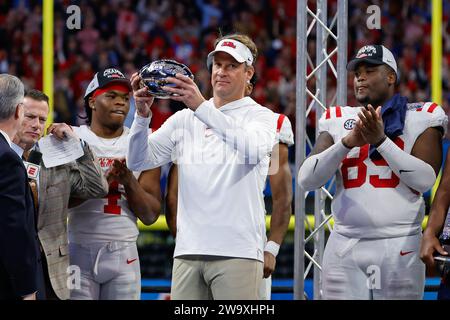 Atlanta, Géorgie. 30 décembre 2023. Lane Kiffin, entraîneur-chef d'OLE Miss, détient le trophée Chick-fil-A Peach Bowl au Mercedes-Benz Stadium d'Atlanta, en Géorgie. OLE Miss bat Penn State, 38-25. Cecil Copeland/CSM/Alamy Live News Banque D'Images