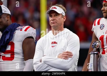 Atlanta, Géorgie. 30 décembre 2023. L'entraîneur-chef d'OLE Miss, Lane Kiffin, attend le trophée Chick-fil-A Peach Bowl au Mercedes-Benz Stadium d'Atlanta, en Géorgie. OLE Miss bat Penn State, 38-25. Cecil Copeland/CSM/Alamy Live News Banque D'Images