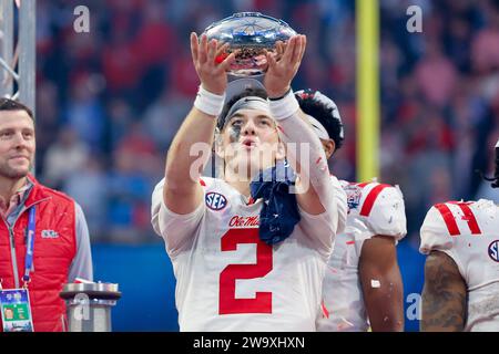 Atlanta, Géorgie. 30 décembre 2023. Jaxson Dart d'Ole Miss détient le trophée Chick-fil-A Peach Bowl au Mercedes-Benz Stadium d'Atlanta, en Géorgie. OLE Miss bat Penn State, 38-25. Cecil Copeland/CSM/Alamy Live News Banque D'Images