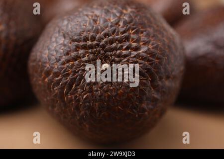 Un délicieux fruit de salak sur la table beige, closeup Banque D'Images