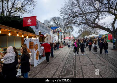 Lisbonne, Portugal. 30 décembre 2023. Les gens marchent dans les allées d'une foire de Noël à proximité du parc Eduardo VII à Lisbonne. (Photo Jorge Castellanos/SOPA Images/Sipa USA) crédit : SIPA USA/Alamy Live News Banque D'Images