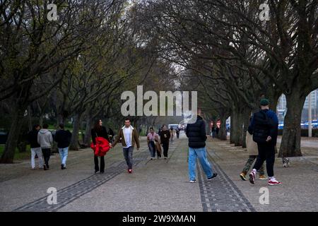 Lisbonne, Portugal. 30 décembre 2023. Un groupe de personnes se promènent dans le parc Édouard VII à Lisbonne. Crédit : SOPA Images Limited/Alamy Live News Banque D'Images