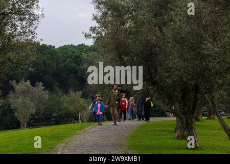 Lisbonne, Portugal. 30 décembre 2023. Un groupe de personnes se promènent dans l'un des jardins situés sur le terrain du parc Édouard VII à Lisbonne. Crédit : SOPA Images Limited/Alamy Live News Banque D'Images