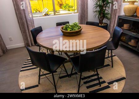 Salle à manger avec table ronde en bois et six chaises Banque D'Images