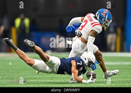 Atlanta, États-Unis. 30 décembre 2023. Sécurité du Mississippi Daijahn Anthony (3) bloque la tentative de réception de passes par le receveur de Penn State Wide Kaden Saunders (7) lors de la seconde moitié du Peach Bowl samedi 30 décembre 2023, à Atlanta, GA Le Mississippi a gagné 38-25. Photo de David Tulis/UPI crédit : UPI/Alamy Live News Banque D'Images