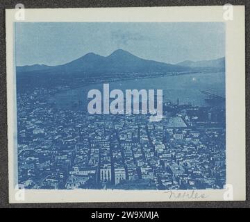 Production photo d'une photo de la baie de Naples, avec le Vésuve en arrière-plan, 1890 - 1905 photo a été prise de l'ancien monastère (Kartuizer) Certosa di San Martino sur le Vomero Heuvel. papier cyanotype perspective de ville, panorama de ville, silhouette de ville. golfe, baie. Volcan Naples. Mont Vésuve Banque D'Images