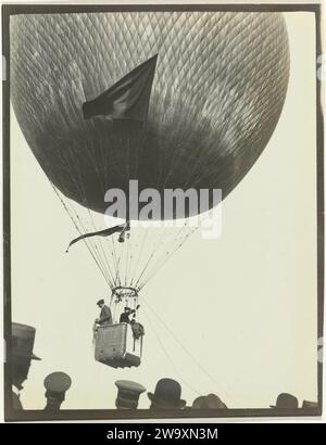 The Third Gordon Bennett Balloon Race, 1908 photographie montgolfière avec deux hommes dans le panier. Au premier plan têtes de spectateurs. Schmargendorf baryta papier gélatine argentique ballon imprimé (aviation). (voler un) ballon à gaz. Vol en montgolfière (sport) Schmargendorf Banque D'Images