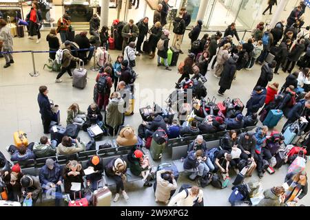 Londres, Royaume-Uni. 31 décembre 2023. Les passagers bloqués sont photographiés à la gare internationale de St Pancras à Londres, en Grande-Bretagne, le 30 décembre 2023. Les trains Eurostar à destination et en provenance de Londres ont été annulés samedi après l'inondation d'un tunnel sous la Tamise, entraînant des milliers de passagers avant la Saint-Sylvestre. Crédit : Xinhua/Alamy Live News Banque D'Images