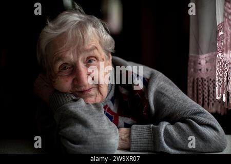 Portrait rapproché d'une femme plus âgée. Banque D'Images