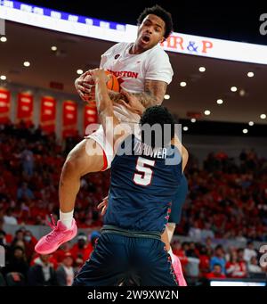 Houston, Texas, États-Unis. 30 décembre 2023. Houston garde RAMON WALKER Jr. Saute pour saisir un rebond lors d'un match de basket-ball masculin NCAA entre les Cougars de Houston et les Penn Quakers à Houston. (Image de crédit : © Scott Coleman/ZUMA Press Wire) USAGE ÉDITORIAL SEULEMENT! Non destiné à UN USAGE commercial ! Banque D'Images