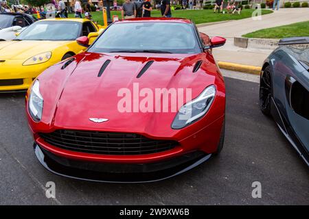 Cette Chevrolet Corvette C6 jaune et cette Aston Martin DB11 rouge sont exposées dans le cadre du salon automobile rapide et fabuleux au centre-ville d'Auburn, Indiana, USA. Banque D'Images