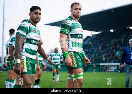 Trévise, Italie. 30 décembre 2023. Malakai Fekitoa (à gauche) et Lorenzo Cannone (à droite) de Benetton Treviso vus en action lors du Championnat Uni de Rugby 2023/24 entre Benetton Treviso et Zebre Parma au stade Monigo. Scores finaux ; Benetton Treviso 36 : 14 Zebre Parma. (Photo Alberto Gardin/SOPA Images/Sipa USA) crédit : SIPA USA/Alamy Live News Banque D'Images