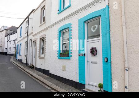 Fowey en Cornouailles, une ville de pêche portuaire sur la côte sud de l'Angleterre, des ruelles étroites et des rues avec de petites maisons mitoyennes, Angleterre, Royaume-Uni, 2023 Banque D'Images