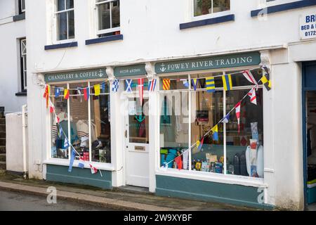 Fowey en Cornouailles, une ville de pêche portuaire sur la côte sud de l'Angleterre, lustre et café-restaurant avec banderole à l'extérieur, Royaume-Uni, 2023 Banque D'Images