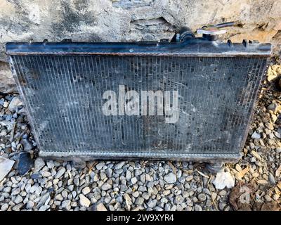 Vieux gros plan de radiateur de voiture en aluminium. Banque D'Images