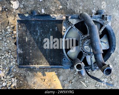 Vieux radiateur de voiture d'occasion posé sur le sol pour le nettoyage et la réparation Banque D'Images