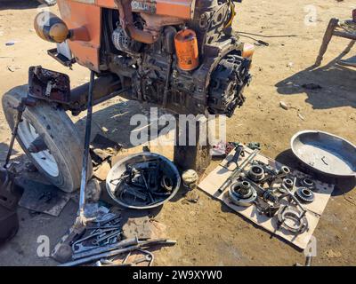 Mécanicien démonter le moteur du tracteur pour réparer la boîte de vitesses et la transmission : 04 décembre 2023 - Swat, Pakistan. Banque D'Images