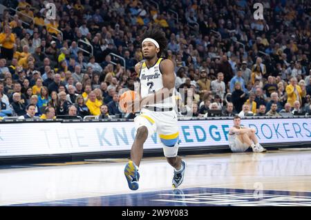 Milwaukee, WISCONSIN, États-Unis. 30 décembre 2023. Le garde des Marquette Golden Eagles, Chase Ross (2), se dirige vers le panier lors du match de basket-ball NCAA entre Marquette Golden Eagles et Creighton Bluejays au Fiserv Forum à Milwaukee, WISCONSIN. Kirsten Schmitt/Cal Sport Media. Crédit : csm/Alamy Live News Banque D'Images