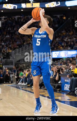 Milwaukee, WISCONSIN, États-Unis. 30 décembre 2023. Francisco Farabello (5), garde des Bluejays de Creighton, tire un 3-Pointer lors d'un match de basket-ball entre Marquette Golden Eagles et Creighton Bluejays au Fiserv Forum à Milwaukee, WISCONSIN. Kirsten Schmitt/Cal Sport Media. Crédit : csm/Alamy Live News Banque D'Images