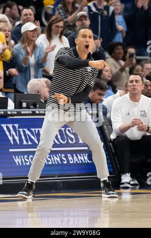 Milwaukee, WISCONSIN, États-Unis. 30 décembre 2023. Shaka Smart, entraîneur-chef des Marquette Golden Eagles, crie à son équipe lors du match de basketball de la NCAA entre Marquette Golden Eagles et Creighton Bluejays au Fiserv Forum à Milwaukee, WISCONSIN. Kirsten Schmitt/Cal Sport Media. Crédit : csm/Alamy Live News Banque D'Images