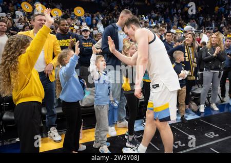 Milwaukee, WISCONSIN, États-Unis. 30 décembre 2023. Marquette Golden Eagles garde Tyler Kolek (11) après une victoire sur Creighton Bluejays au Fiserv Forum à Milwaukee, WI. Kirsten Schmitt/Cal Sport Media. Crédit : csm/Alamy Live News Banque D'Images