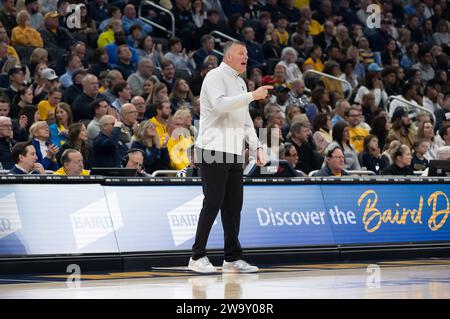 Milwaukee, WISCONSIN, États-Unis. 30 décembre 2023. L’entraîneur-chef de Creighton Bluejays Greg McDermott crie sur son équipe depuis la touche lors du match de basketball de la NCAA entre Marquette Golden Eagles et Creighton Bluejays au Fiserv Forum à Milwaukee, WISCONSIN. Kirsten Schmitt/Cal Sport Media. Crédit : csm/Alamy Live News Banque D'Images