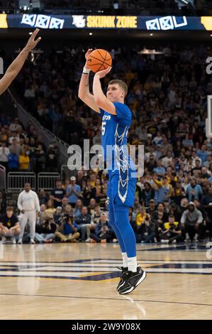 Milwaukee, WISCONSIN, États-Unis. 30 décembre 2023. Baylor Scheierman (55), garde des Bluejays de Creighton, tente un 3-Pointer lors d'un match de basket-ball entre Marquette Golden Eagles et Creighton Bluejays au Fiserv Forum à Milwaukee, WISCONSIN. Kirsten Schmitt/Cal Sport Media. Crédit : csm/Alamy Live News Banque D'Images