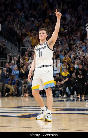 Milwaukee, WISCONSIN, États-Unis. 30 décembre 2023. Tyler Kolek (11), garde des Golden Eagles de Marquette célèbre une victoire sur Creighton Bluejays au Fiserv Forum à Milwaukee, WISCONSIN. Kirsten Schmitt/Cal Sport Media. (Image de crédit : © Kirsten Schmitt/Cal Sport Media). Crédit : csm/Alamy Live News Banque D'Images