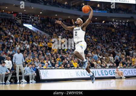 Milwaukee, WISCONSIN, États-Unis. 30 décembre 2023. Le garde des Marquette Golden Eagles, Chase Ross (2), se dirige vers le panier lors du match de basket-ball NCAA entre Marquette Golden Eagles et Creighton Bluejays au Fiserv Forum à Milwaukee, WISCONSIN. Kirsten Schmitt/Cal Sport Media. Crédit : csm/Alamy Live News Banque D'Images