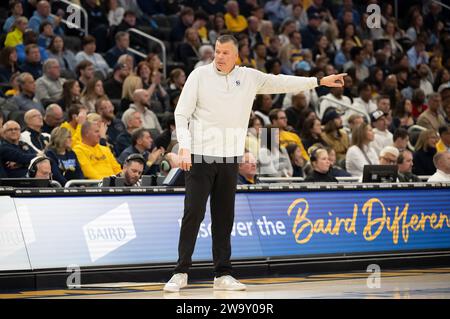 Milwaukee, WISCONSIN, États-Unis. 30 décembre 2023. Greg McDermott, entraîneur-chef de Creighton Bluejays, dirige son équipe depuis la ligne de touche pendant le match de basketball de la NCAA entre Marquette Golden Eagles et Creighton Bluejays au Fiserv Forum à Milwaukee, WISCONSIN. Kirsten Schmitt/Cal Sport Media. Crédit : csm/Alamy Live News Banque D'Images