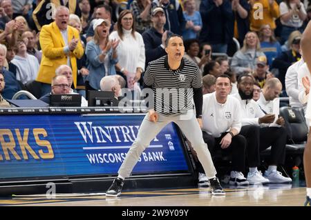 Milwaukee, WISCONSIN, États-Unis. 30 décembre 2023. Shaka Smart, entraîneur-chef des Marquette Golden Eagles, crie à son équipe lors du match de basketball de la NCAA entre Marquette Golden Eagles et Creighton Bluejays au Fiserv Forum à Milwaukee, WISCONSIN. Kirsten Schmitt/Cal Sport Media. Crédit : csm/Alamy Live News Banque D'Images