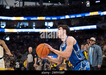 Milwaukee, WISCONSIN, États-Unis. 30 décembre 2023. L'attaquant des Creighton Bluejays Mason Miller (13) tire un 3-Pointer lors d'un match de basket-ball NCAA entre Marquette Golden Eagles et Creighton Bluejays au Fiserv Forum à Milwaukee, WISCONSIN. Kirsten Schmitt/Cal Sport Media. Crédit : csm/Alamy Live News Banque D'Images