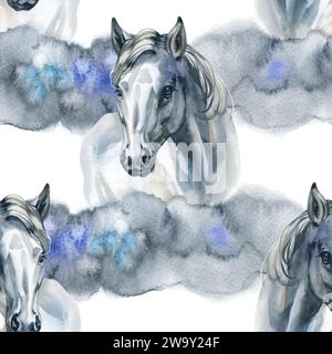 Aquarelle dessinée à la main mignon motif sans couture illustration chevaux arabes sauvages blancs, nuage sur le fond blanc pour tissu, lin, texture de papier peint Banque D'Images