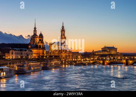 Dresde : l'Elbe en crue, les navires à passagers de la flotte blanche, la vieille ville avec Ständehaus saxon, la tour du Schloss (château), l'église Hofkirche, Semper Banque D'Images