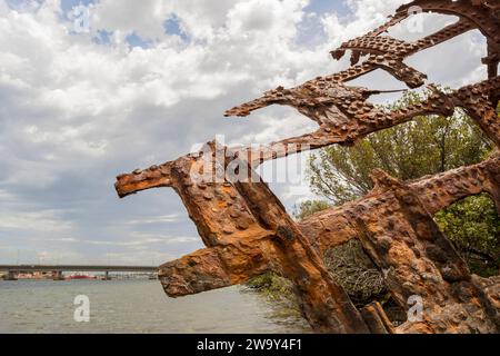 Vue partielle de la coquille corrosive d'une épave de navire à coque en acier située dans le cimetière de Garden Island, Port Adelaide, Australie méridionale Banque D'Images