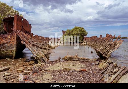La coquille corrosive d'une épave de navire à coque en acier partiellement submergée à Garden Island, Port Adelaide, Australie méridionale. Le navire à l'avant est inconnu, mais le Banque D'Images