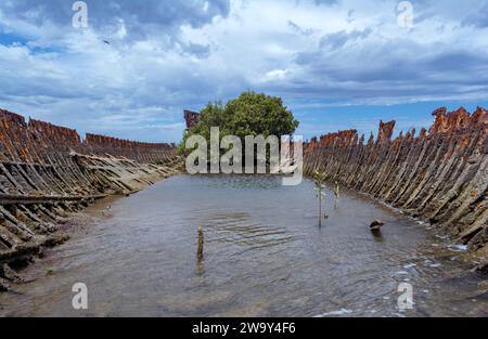 La coquille corrosive d'un navire à coque en acier situé à Garden Island, Port Adelaide, Australie méridionale Banque D'Images