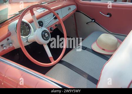 Burbank, Californie, États-Unis - 3 août 2019. Intérieur d'une Nash Metropolitan de 1956 avec un chapeau de femme, au Burbank CA Classic car Show Banque D'Images